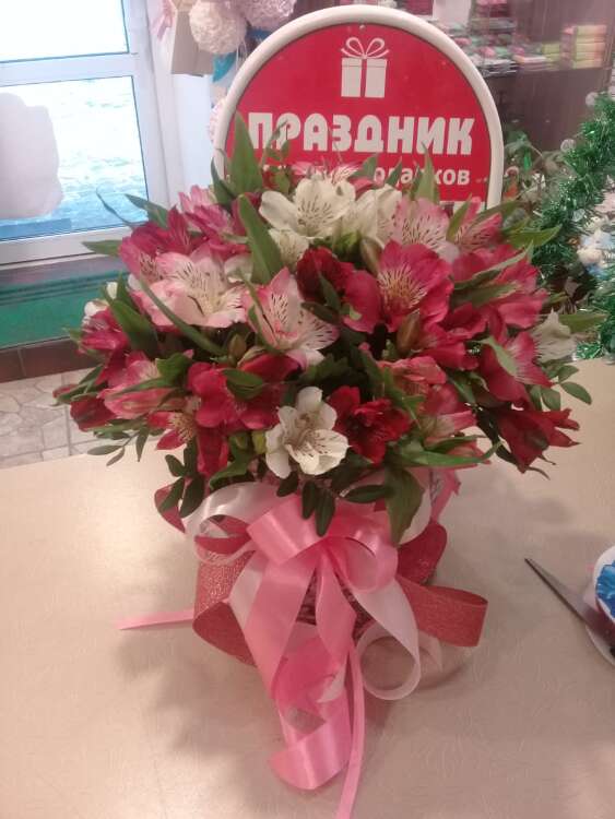 Купить шляпная коробка "палитра" в интернет-магазине Праздник цветов и подарков с доставкой по Хабаровску недорого.
